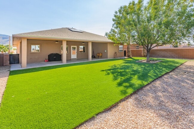 Building Photo - Beautiful 3 Bed 2 Bath Home