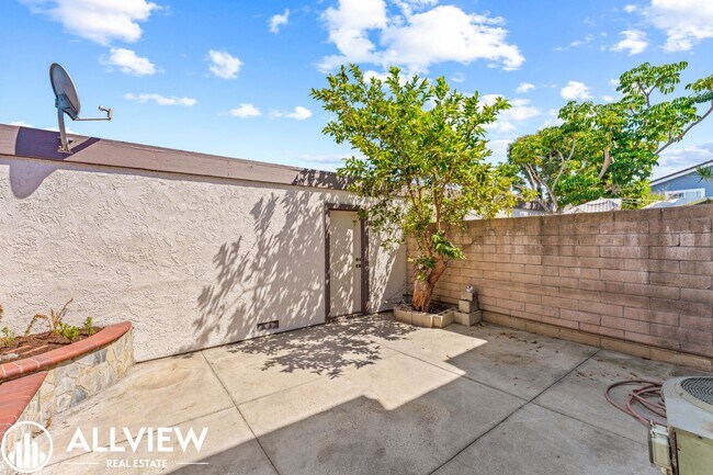 Building Photo - Charming 3-Bedroom, 1.5-Bath Townhouse in ...