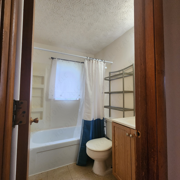 Bathroom Angle #1 - 1208 Tower BlVD