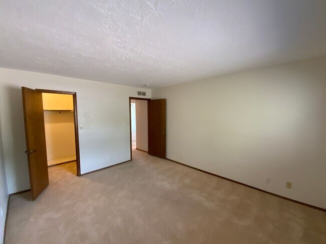 Building Photo - 3 Bedroom Single Story Home Available Near...