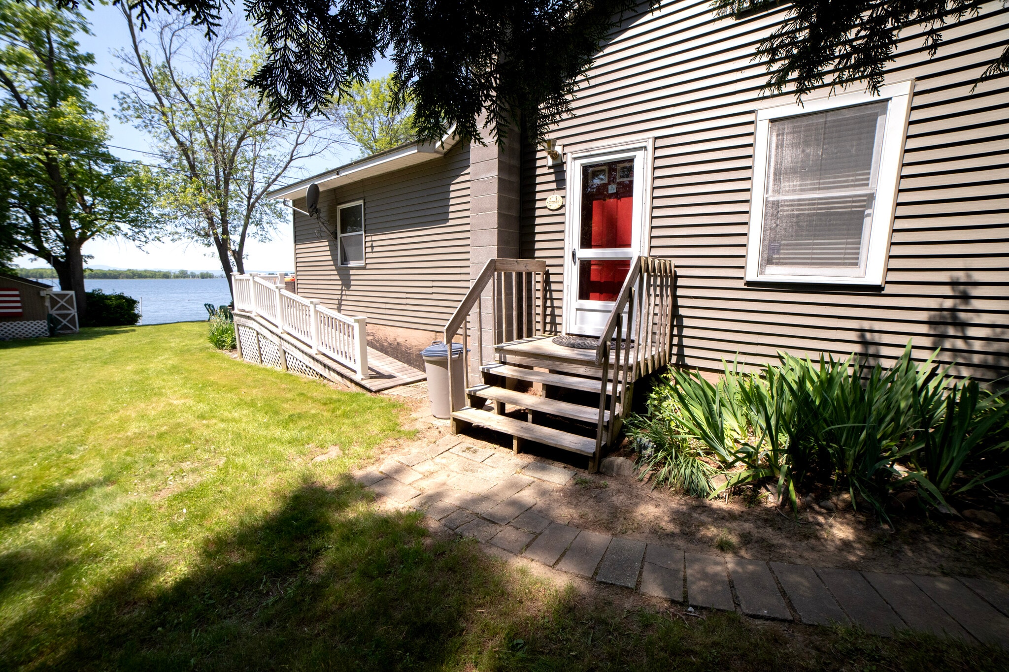Side house entrance - 6 Sandy Cv