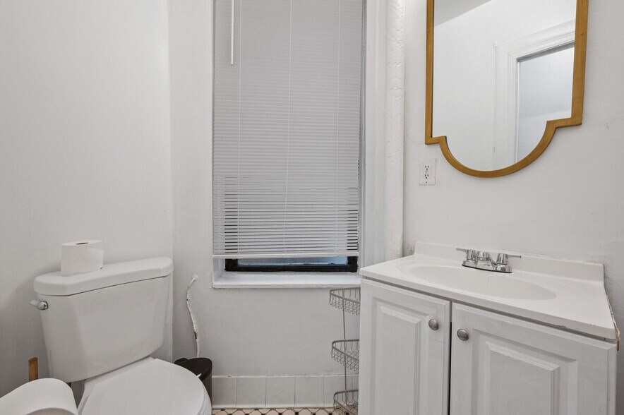 Building Photo - 104 W 83rd St