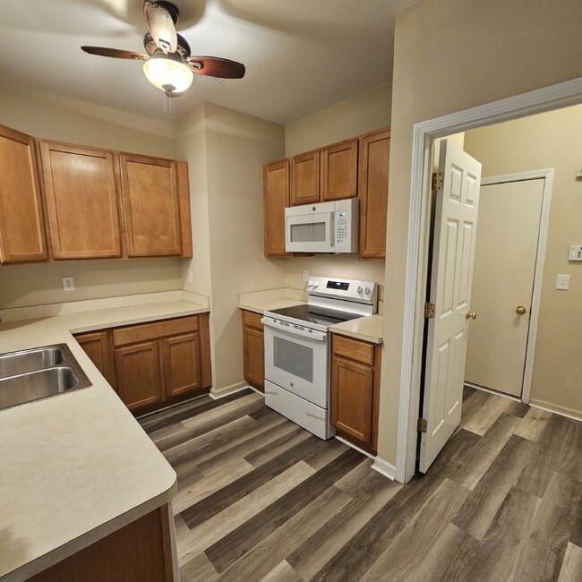 Building Photo - "2 Bedroom Townhome, 2.5 Bathroom, 2 Car G...