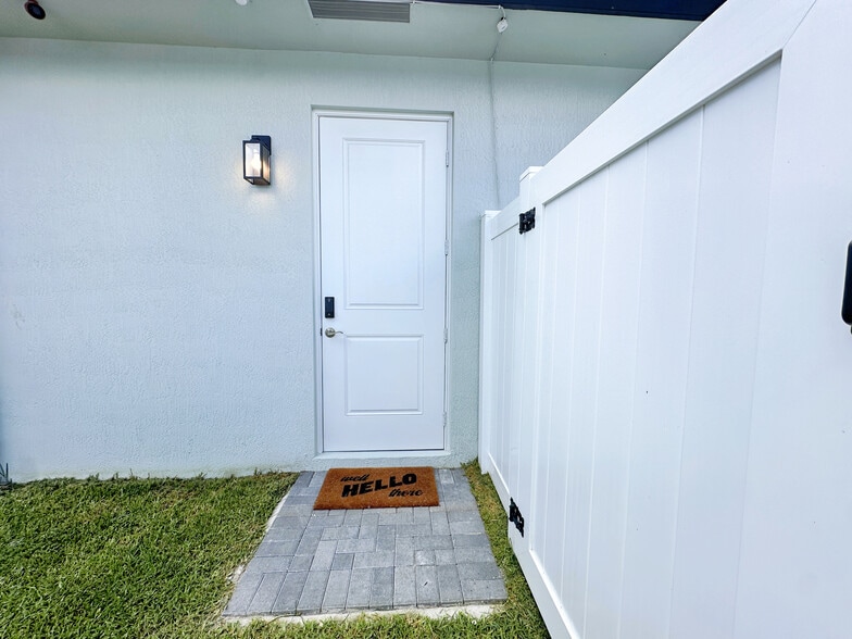 Private entrance - 4730 Marguerita Dr