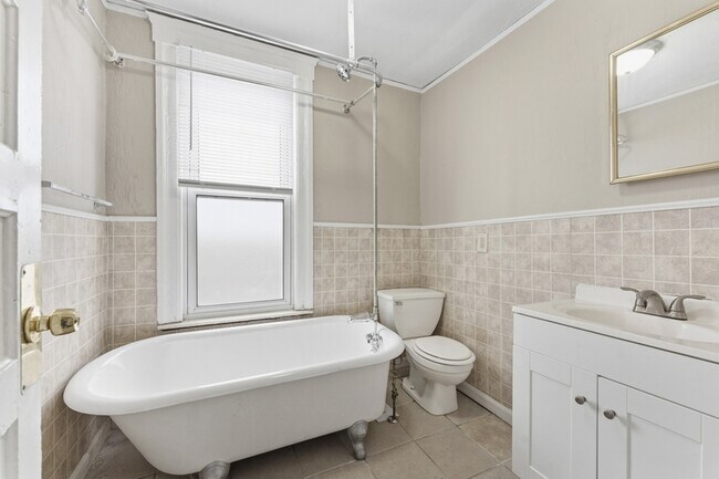 Building Photo - 332 Goddard Rd