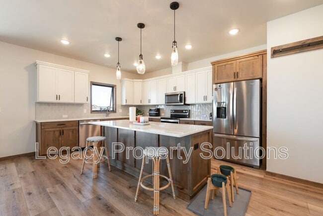 Building Photo - 527 Flint Dr