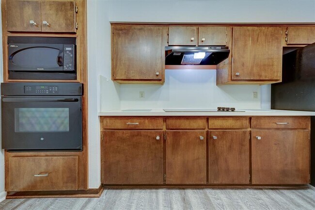 Building Photo - 2452 Country Club Dr