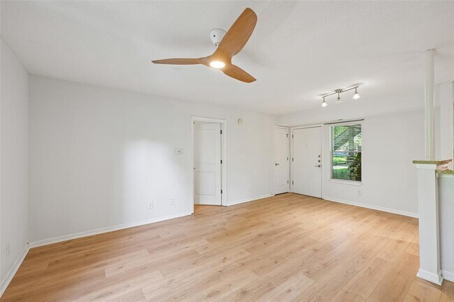 Building Photo - 3204 Menchaca Rd