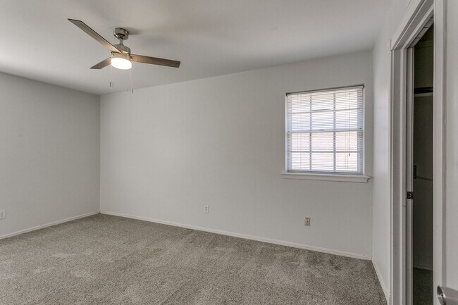 Building Photo - Spacious 4-Bedroom Home in Mature Neighborhood