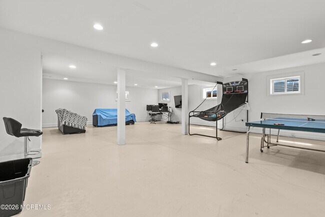 Building Photo - 558 Cedar Ave