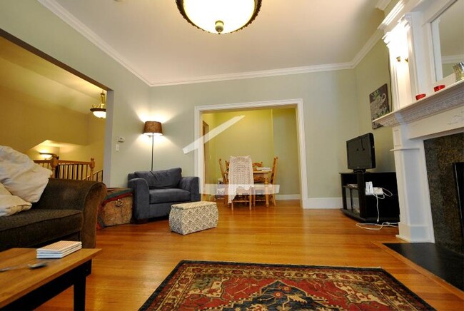 Building Photo - Large 3 bed in Brookline