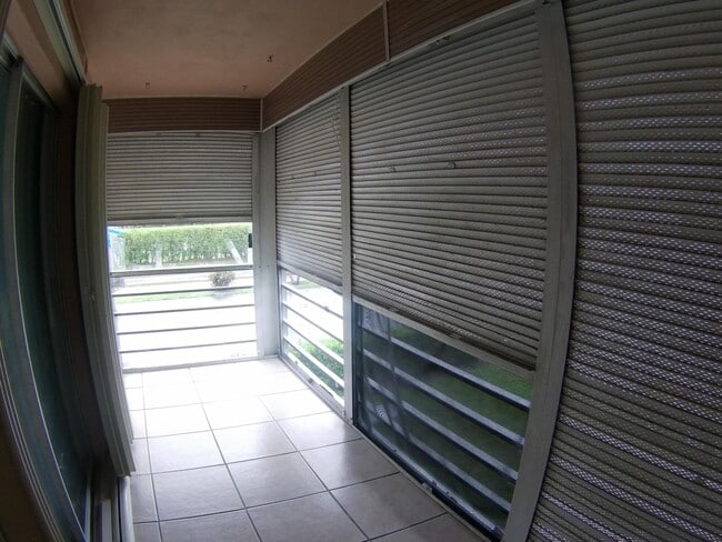 Building Photo - 556 Capri L