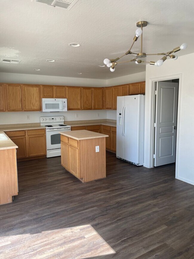 Building Photo - Massive 4 bedroom- 3 car garage- Large loft- Maricopa