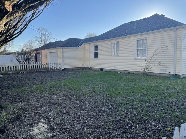 Building Photo - 1040 Spruce St NE