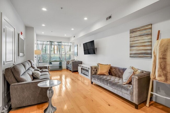 Building Photo - 816 Kennedy St NW