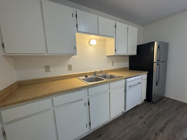 Building Photo - Move in Ready 2 bedroom 1 bath apartment -...