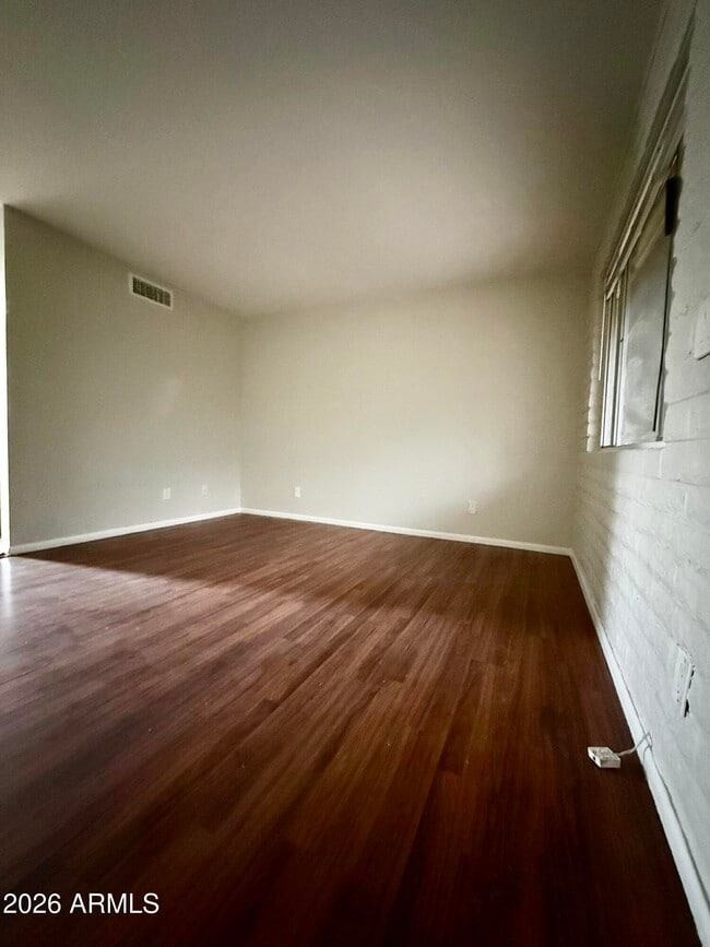 Building Photo - 825 E 5th St