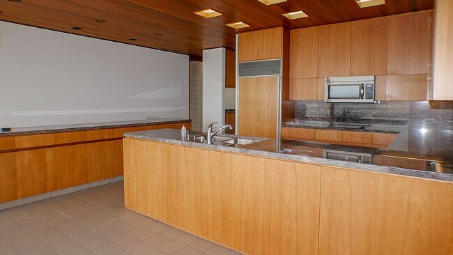 Building Photo - La Playa living with stunning city, ocean ...