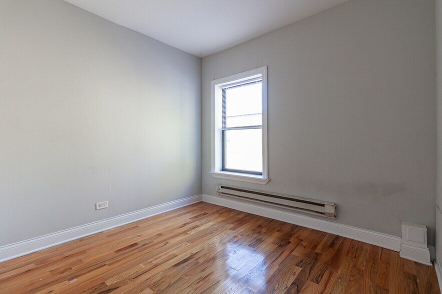 Building Photo - 626 W Cornelia Ave