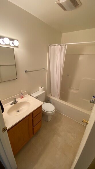 Building Photo - 1282 N Main St