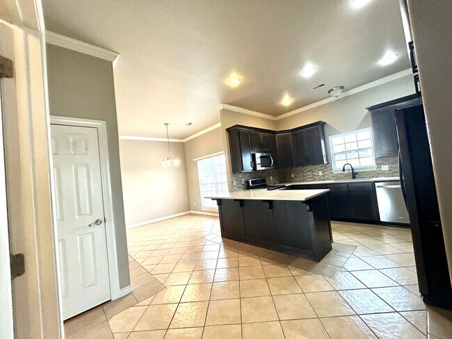 Building Photo - Spacious 3 bed 2 bath Single Family with a Large Fenced Backyard!