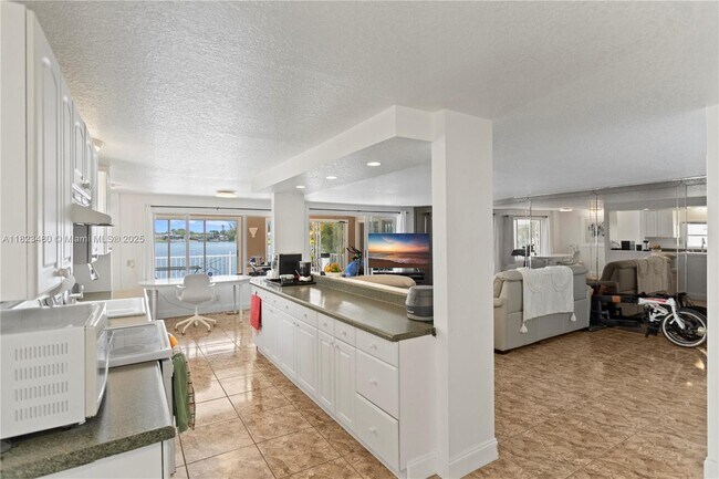 Building Photo - 5620 Lagoon Dr