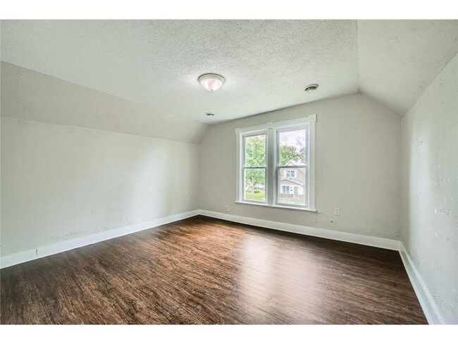 Building Photo - 911 Sims Ave