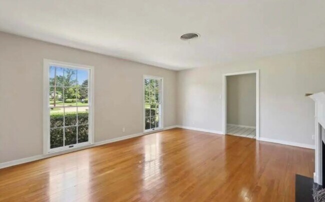 Building Photo - 1235 Elaine Dr