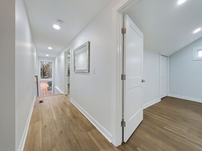 Building Photo - Minutes from Downtown Greenville in a Beautifully Remodeled Custom Home!