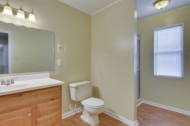 Building Photo - Spacious Three Bedroom in Goshen Lake