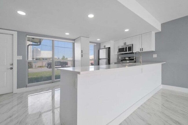 Building Photo - 708 NE 23rd Ave