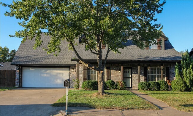 Building Photo - 2711 W Bishop Dr