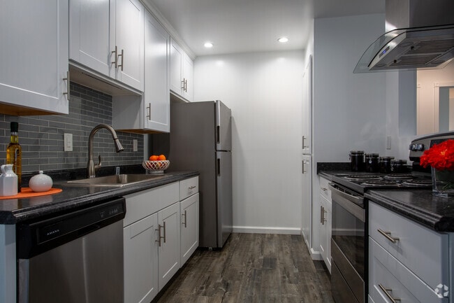 2BR, 1BA - Palm View Village Gardena