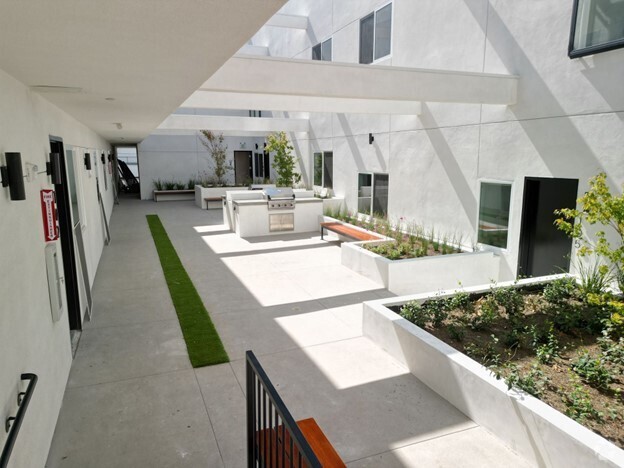 Building Photo - Oasis at the ROW