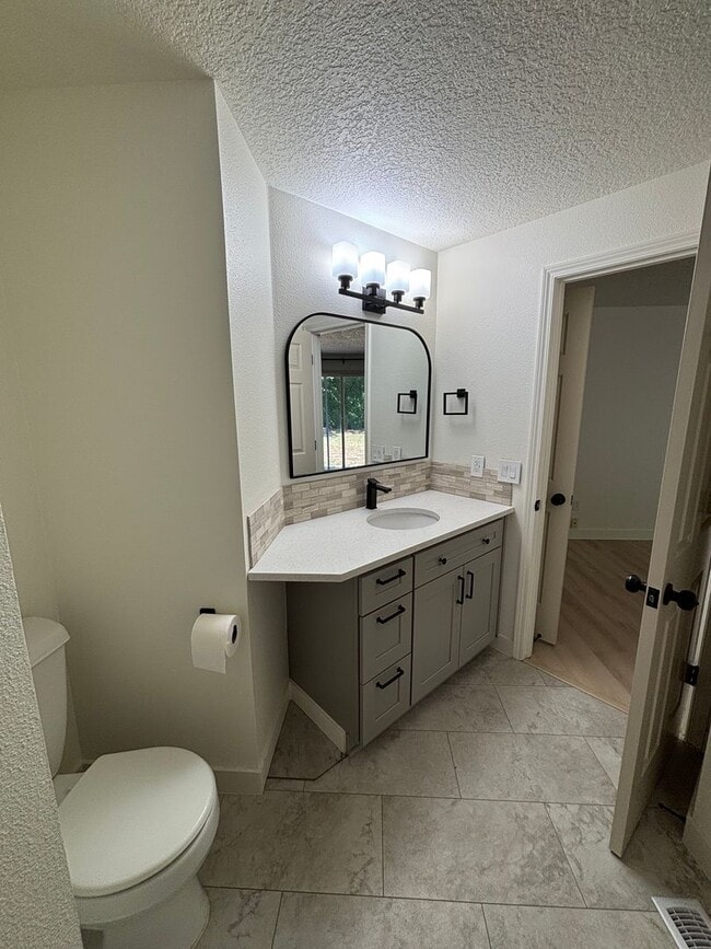 Building Photo - Freshly Updated Troutdale Gem with Enterta...