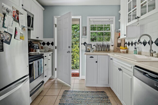 Building Photo - Beautiful 2bd/1ba Condo in VA Highlands w/ Balcony and Pool!!