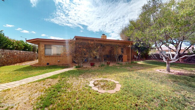 Building Photo - 453 El Camino Dr