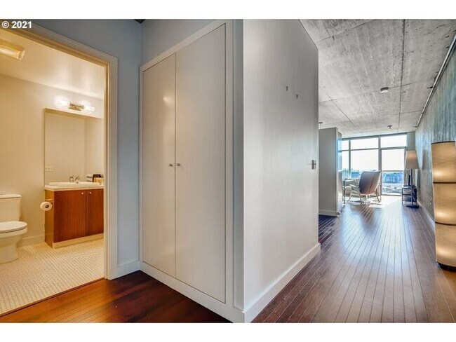 Building Photo - Fully Furnished Modern Condo with All Utilities Included in Goose Hollow!