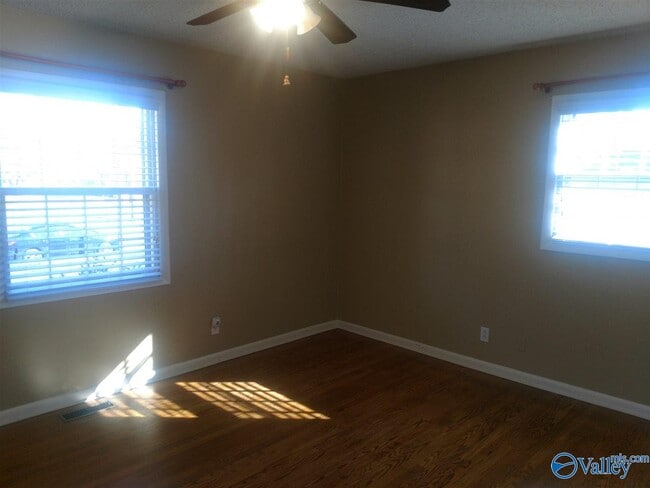 Building Photo - 11012 Crestfield Dr SE