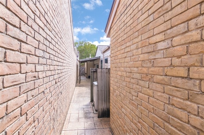 Building Photo - 910 Fleetwood Pl Dr