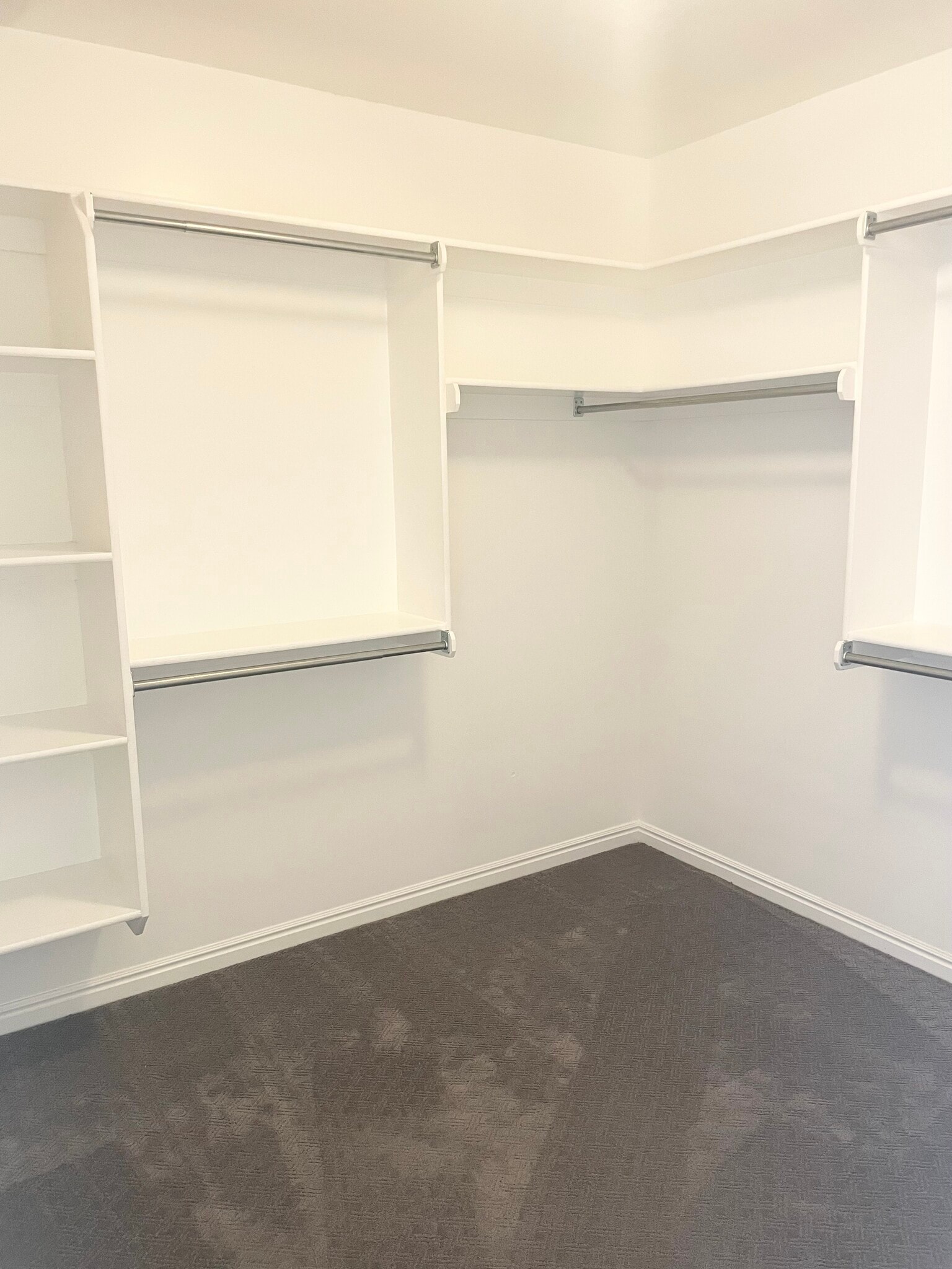 Walk In Closet lots of space - 562 Pheasant Way