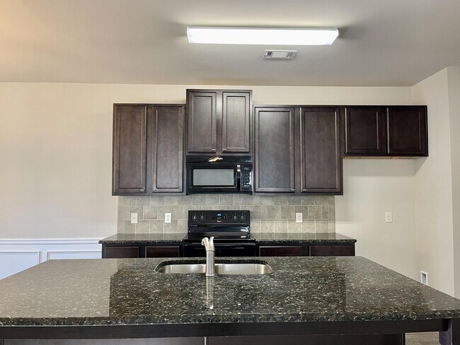 Building Photo - 7260 Silk Tree Pointe