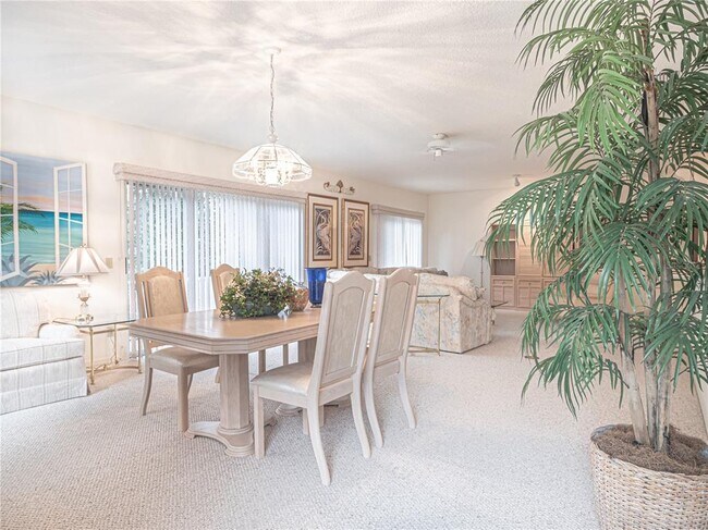 Building Photo - 920 E Lake Dr