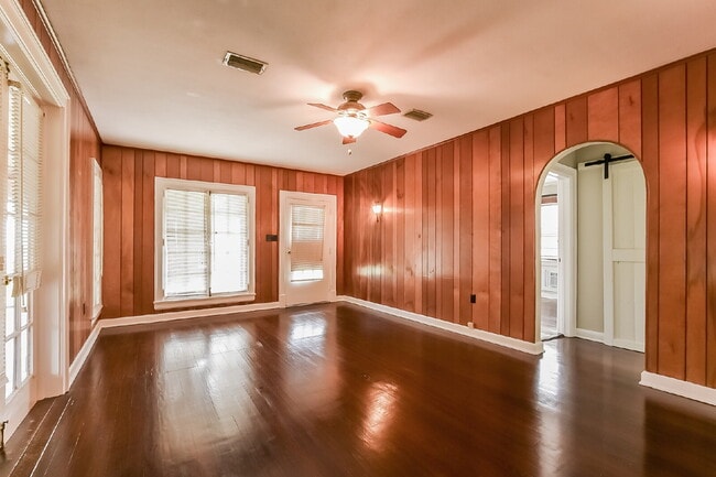 Building Photo - Charming 3 Bedroom, 1 Bathroom house on the Indian River!