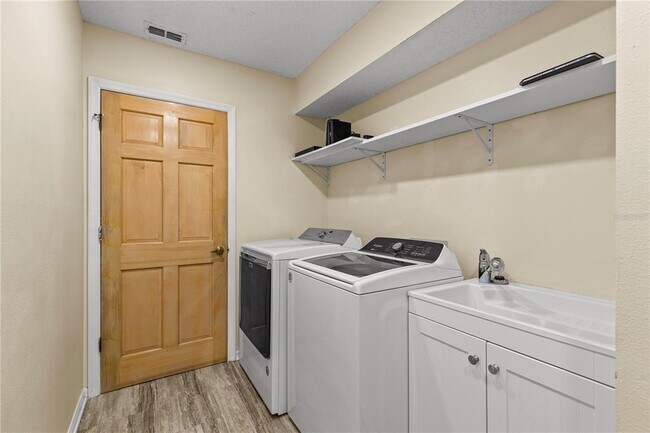 Building Photo - 9447 Ashley Dr