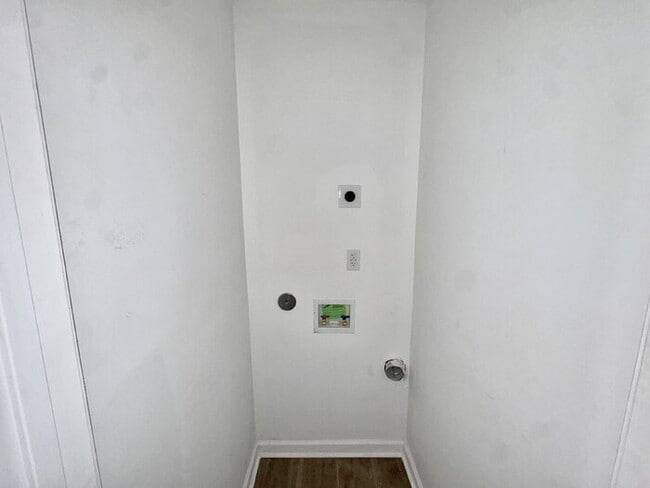 Building Photo - 581 Gilleas Rd