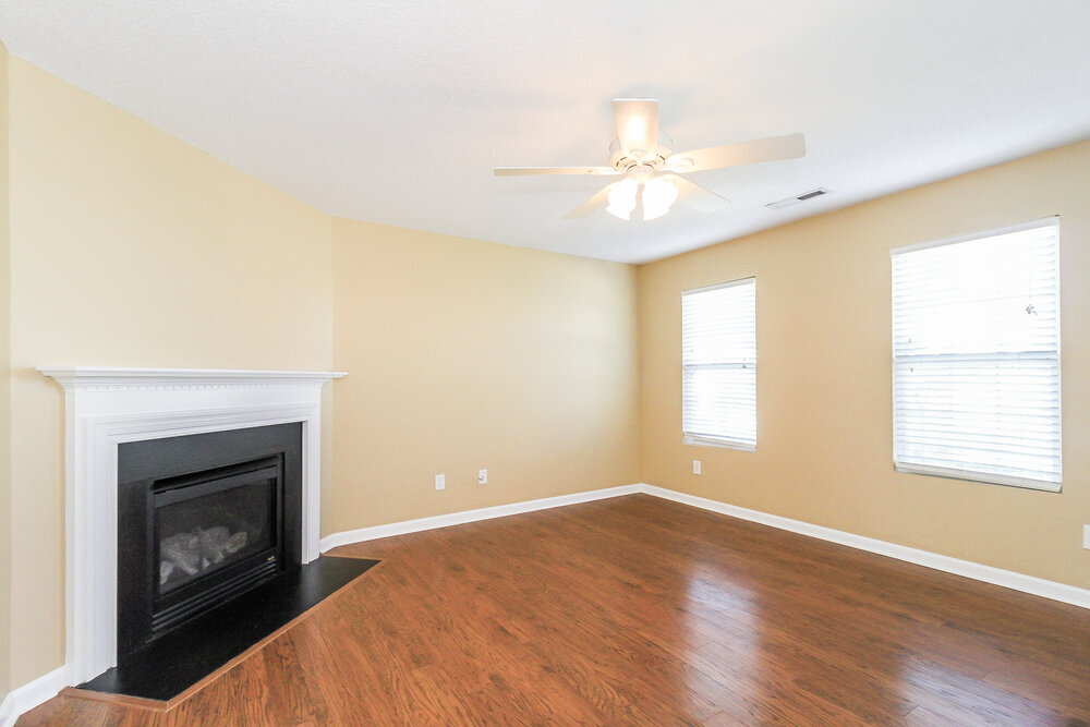 Building Photo - 300 Creekview Dr