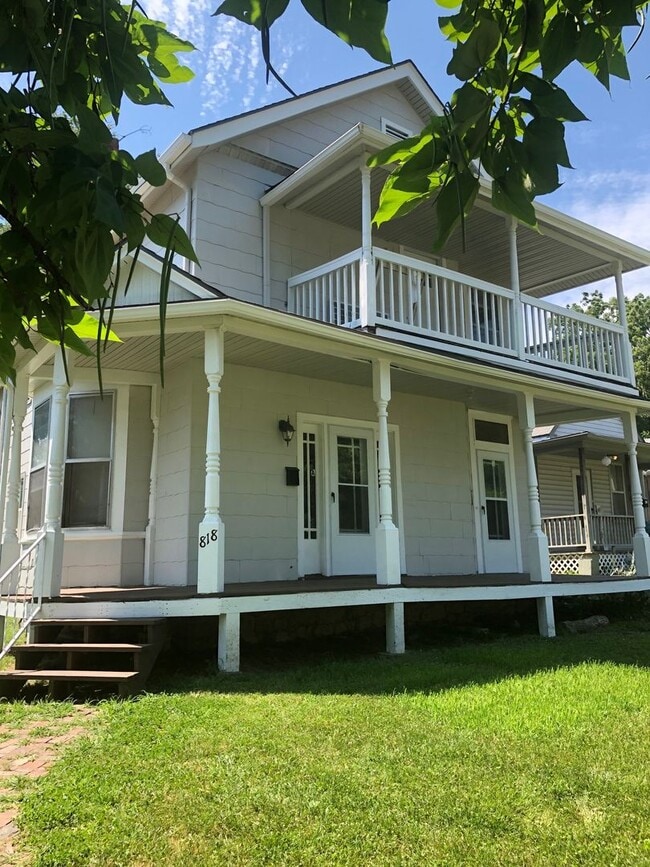 Building Photo - 818 Columbia Ave