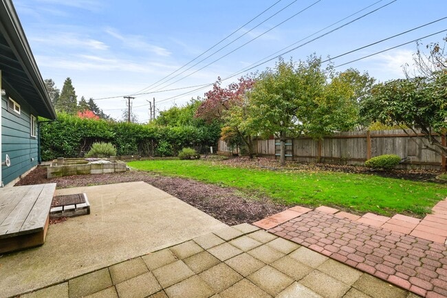 Building Photo - Beautifully updated 3 bedroom, 1 bath house in Eugene!