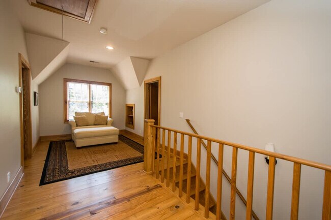 Building Photo - 179 N Mountain Ln